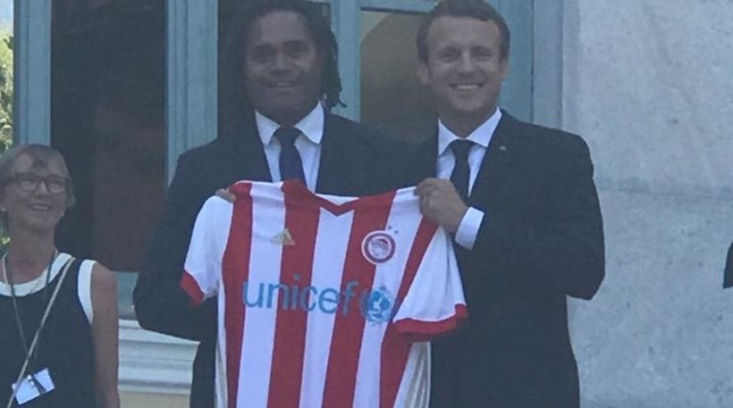 Φανατικός «γαύρος» ο πρόεδρος της Γαλλίας – Με φανέλα του Ολυμπιακού ο Μακρόν στη Γαλλική Αρχαιολογική Σχολή – Δείτε εικόνες